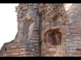 04679 ostia - regio i - insula xvi - caseggiato (i,xvi,2) - via delle terme del mitra - 1. raum - nordende - detail re pfeiler - 01-2024.jpg